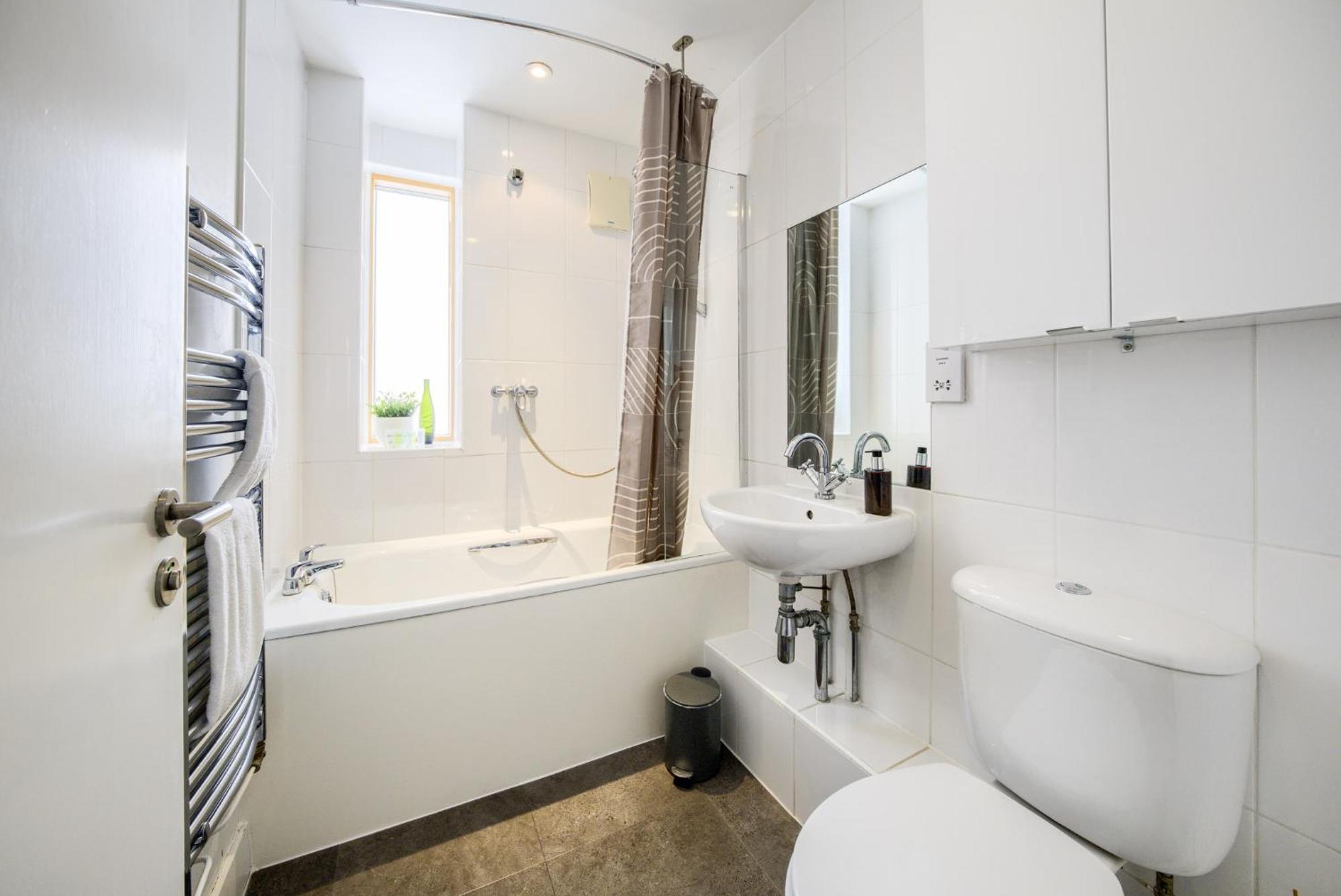 Coventry Large 4-Bed Townhouse By Empower Homes Exterior photo
