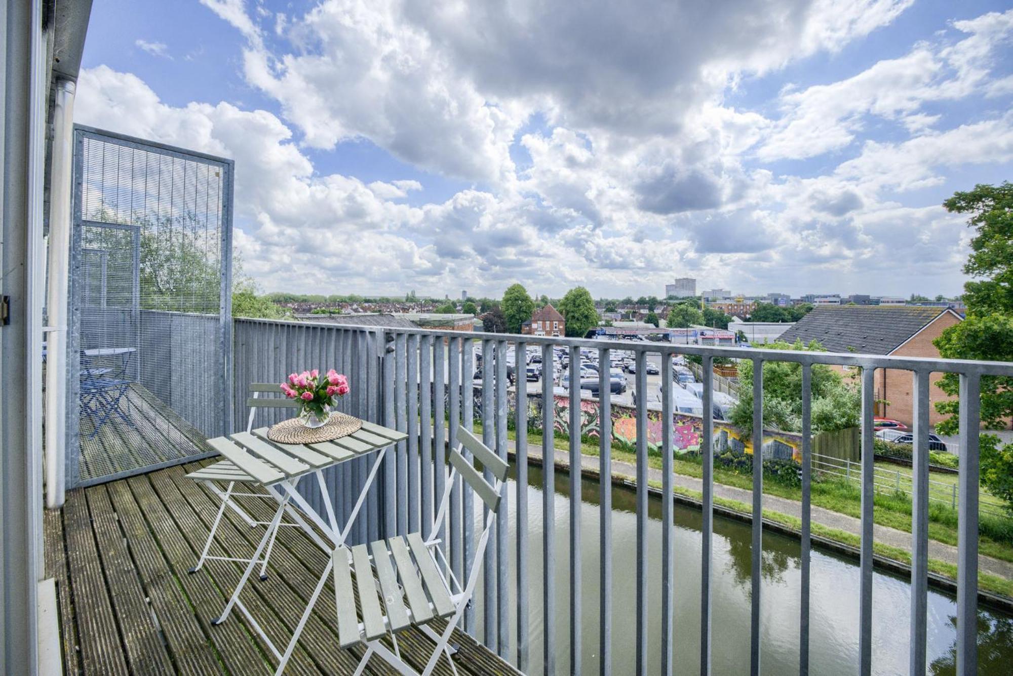 Coventry Large 4-Bed Townhouse By Empower Homes Exterior photo