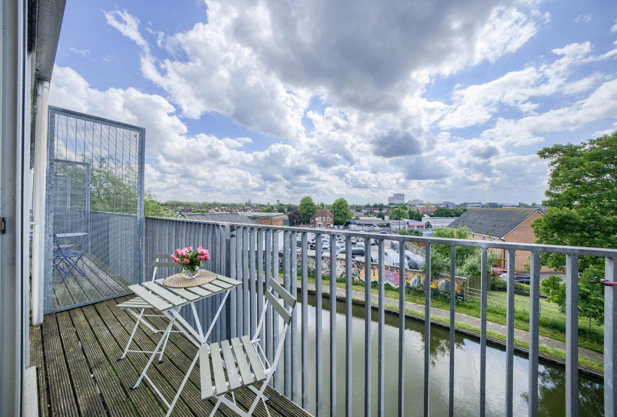 Coventry Large 4-Bed Townhouse By Empower Homes Exterior photo