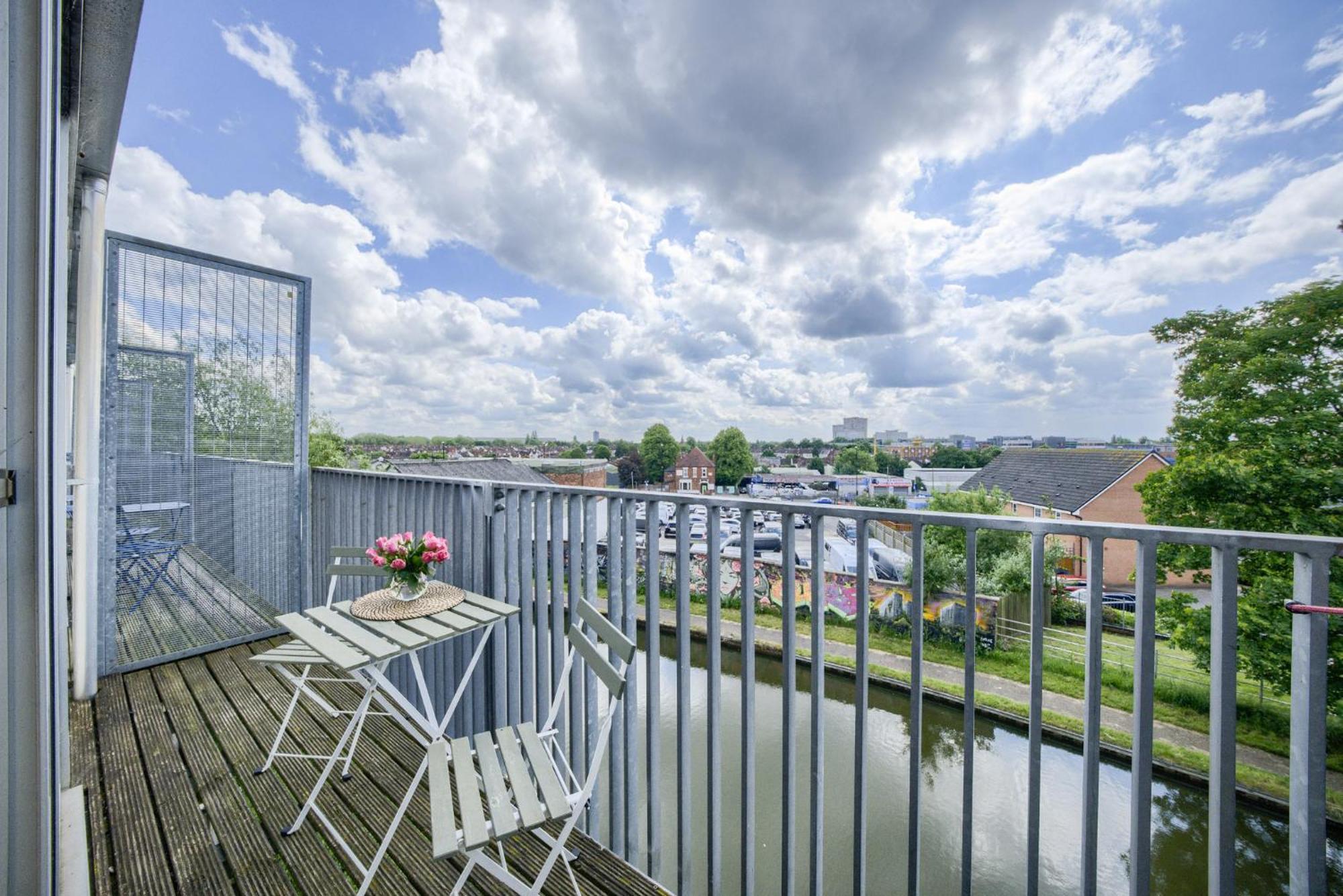 Coventry Large 4-Bed Townhouse By Empower Homes Exterior photo